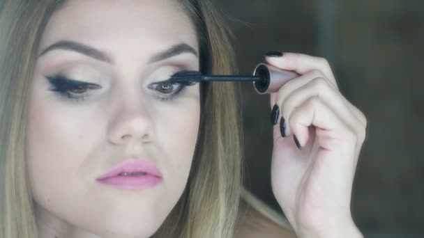 Bella donna che applica il mascara alle ciglia davanti allo specchio del bagno — Video Stock