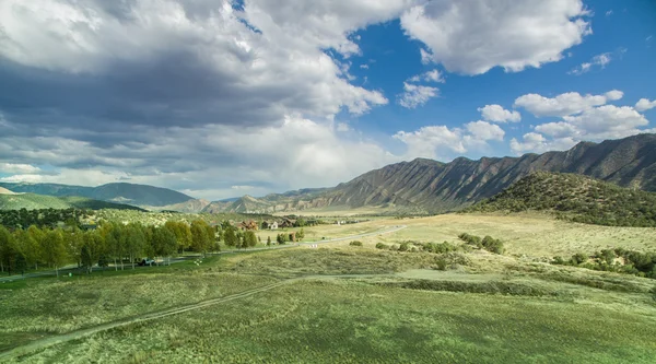 Aspen gölde çan bordo — Stok fotoğraf