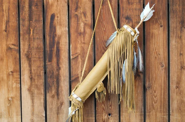 Arco tribal nativo americano con plumas —  Fotos de Stock