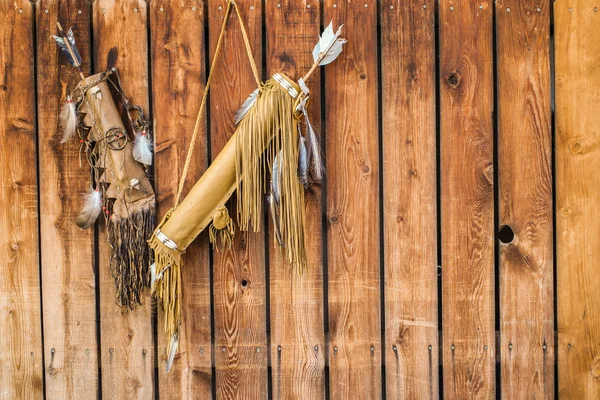 Arco americano nativo tribal com penas — Fotografia de Stock