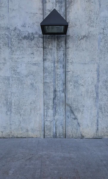 Pis ve pürüzsüz beton duvar. — Stok fotoğraf