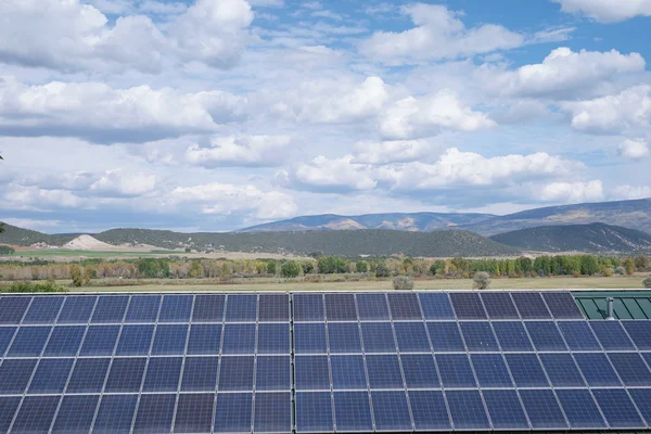 Napelem energiát termelő házat a hegyekben — Stock Fotó