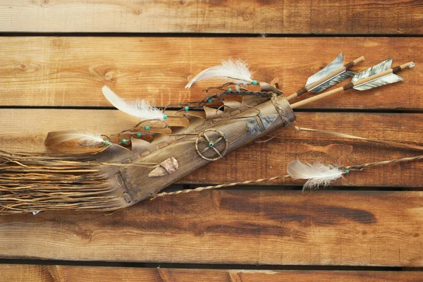 Tribal bow och fjädrar — Stockfoto