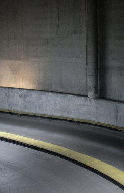 Bir yeraltı tünelinde yol işaretlenmiş