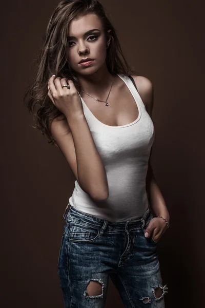 Jolie femme brune portant un gilet blanc — Photo