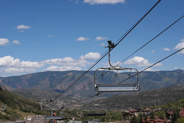 Empty chairs on an elevated passenger rope way — Stock Photo, Image