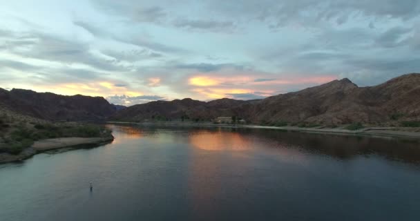 Willow beach marina arasında arizona ve nevada, tekne görünümü günbatımı — Stok video