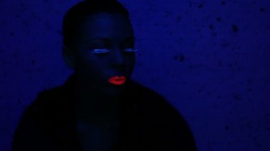 Kadın yüzü ile floresan makyaj