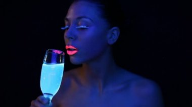 Kadın yüzü ile floresan makyaj