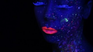 Kadın yüzü ile floresan makyaj