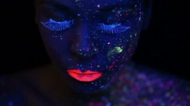 Kadın yüzü ile floresan makyaj