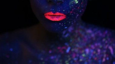 Kadın yüzü ile floresan makyaj