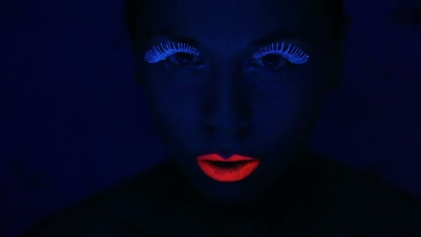 Visage de femme avec maquillage fluorescent — Video