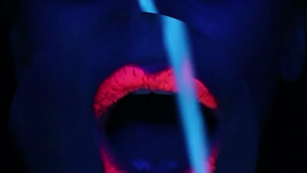 Жіноче обличчя з флуоресцентною макіяжем — стокове відео