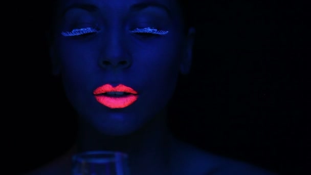 Visage de femme avec maquillage fluorescent — Video