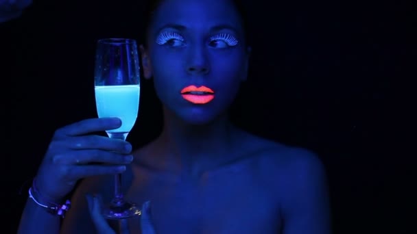 Vrouw gezicht met fluorescerende make-up — Stockvideo