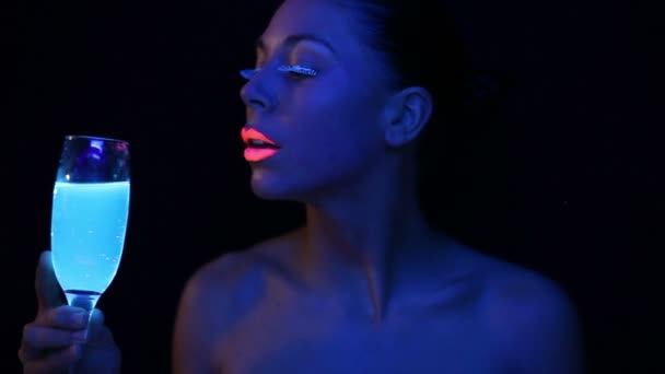 Женское лицо с флуоресцентным макияжем — стоковое видео