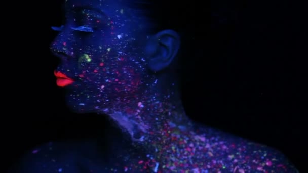 Cara de mujer con maquillaje fluorescente — Vídeo de stock