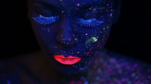 Жіноче обличчя з флуоресцентною макіяжем — стокове відео