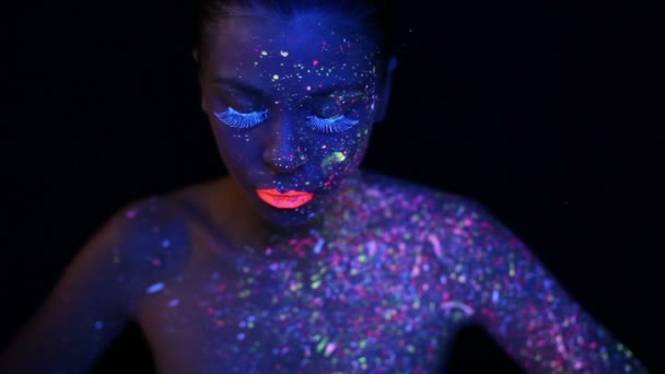 Kvinna ansikte med fluorescerande make up — Stockvideo