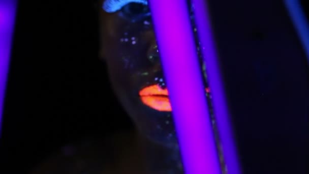 Kvinna ansikte med fluorescerande make up — Stockvideo