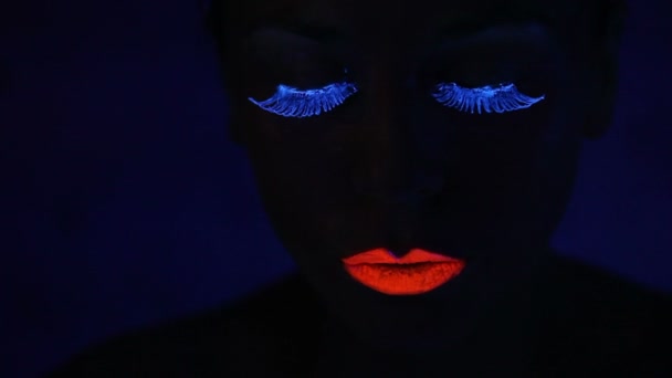 Visage de femme avec maquillage fluorescent — Video