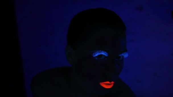 Kadın yüzü ile floresan makyaj — Stok video