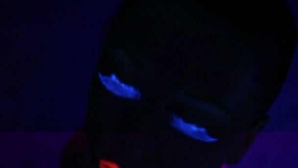 Cara de mujer con maquillaje fluorescente — Vídeos de Stock