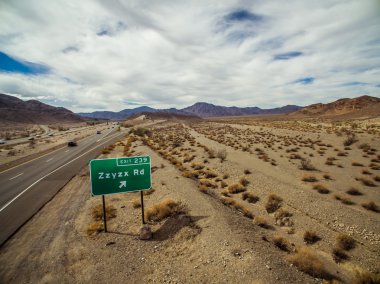 Baker yakınlarında Interstate 15 otoyol boyunca Zzyzx yol Otoban işareti