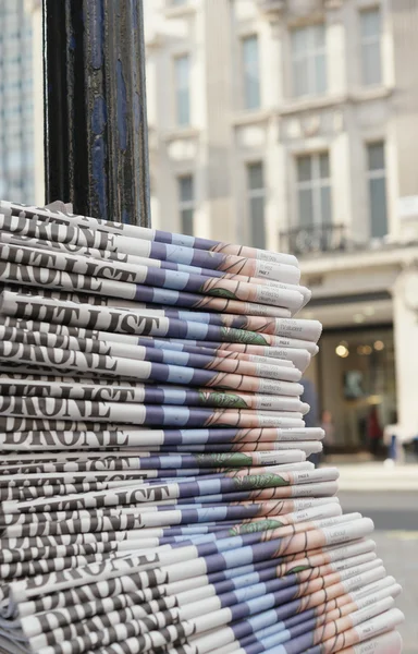 Pile de journaux dans la ville — Photo
