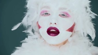 Kadına palyaço makyajı