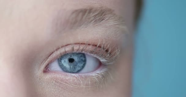 Frau blaue Augen Nahaufnahme — Stockvideo