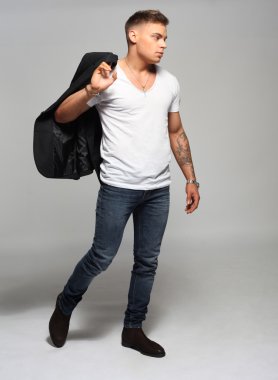 Adam rahat moda. Ceket ve kot pantolon