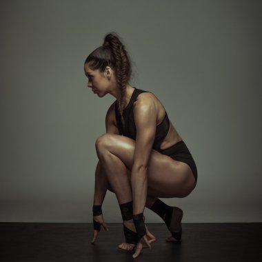 Genç ve güzel bir dansçı.