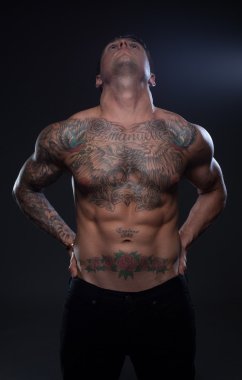 gömleksiz tattoed adam