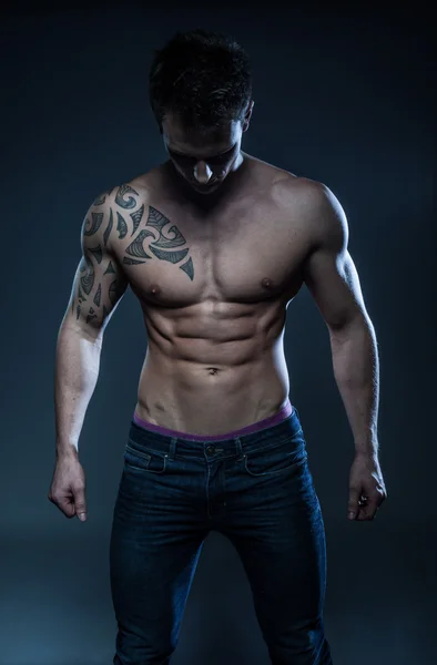 Manliga fitness modell med tattoo — Stockfoto