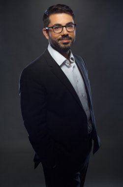 Siyah takım elbise ve gözlük yakışıklı delikanlı