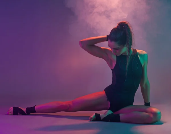 Sexig fitness brunett kvinna på golvet — Stockfoto
