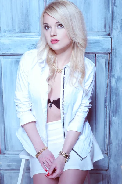 Sexy blonde vrouw met witte rok en shirt — Stockfoto