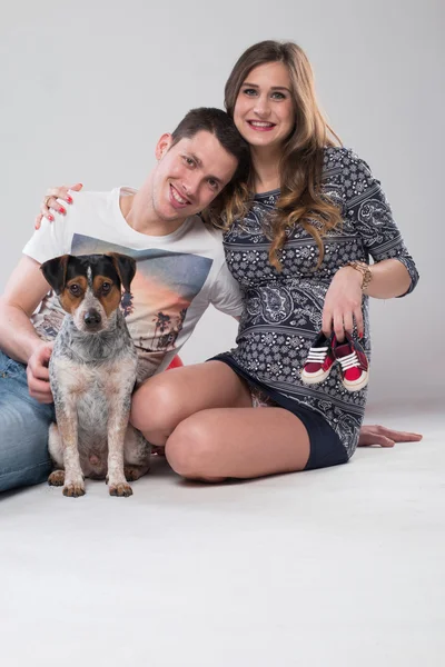 Šťastný pár se psem a těhotné — Stock fotografie