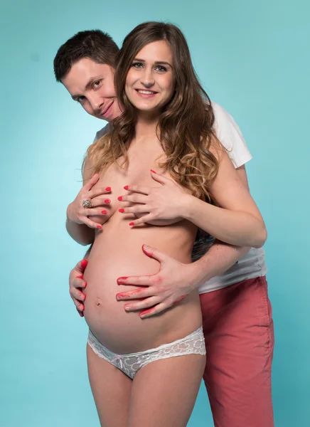 Boldog terhes asszony, férjével — Stock Fotó