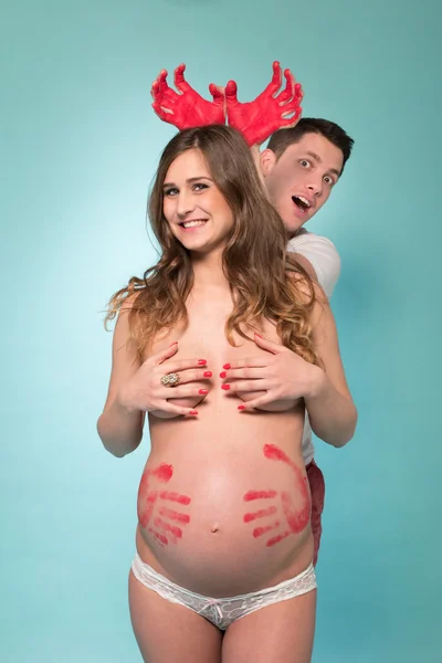 Foto de gravidez de um casal feliz — Fotografia de Stock