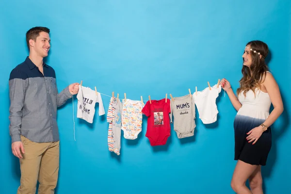 Lyckliga paret väntar liten baby pojke — Stockfoto