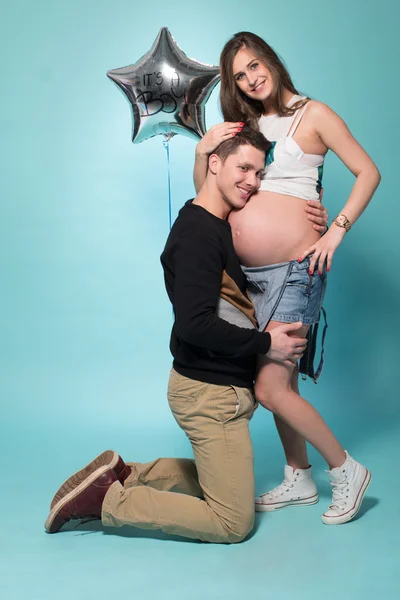 Feliz mujer embarazada y hombre — Foto de Stock