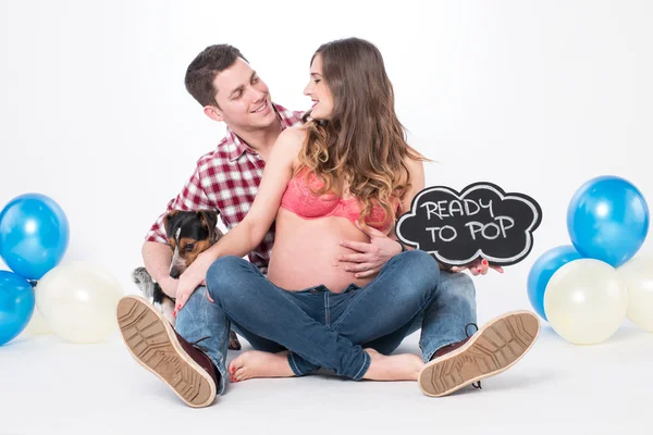 Bella coppia e cane in attesa di un bambino — Foto Stock