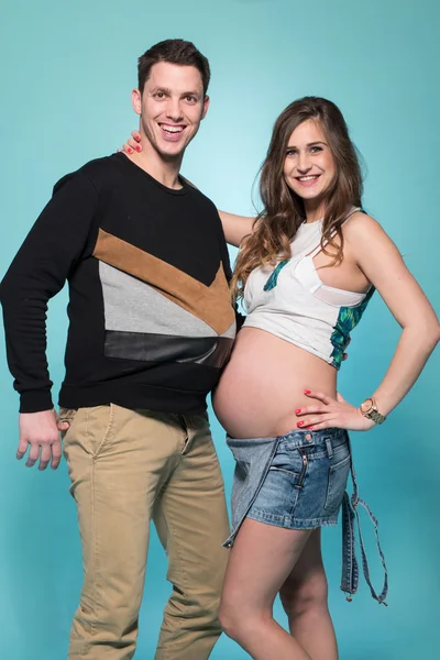 Casal feliz no amor esperando por um bebê — Fotografia de Stock