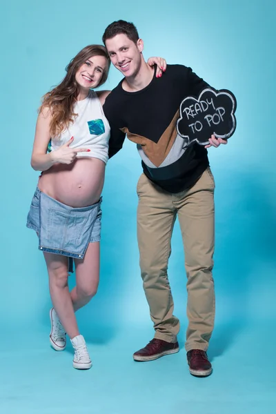 Casal de gravidez em azul — Fotografia de Stock