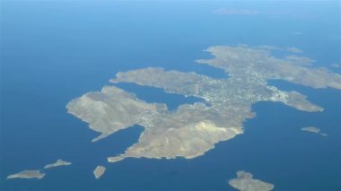 Yunan Adaları üzerinde uçmak. Yunan Adaları üzerinde uçan yolcu uçağı, Ege Denizi. Hava görüntüleri.