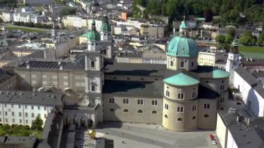 Avusturya, Salzburg Katedrali 'nin yüksek açılı manzarası.
