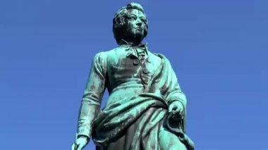 Mozartplatz, Salzburg 'da Mozart heykeli. Mozart Meydanı 'ndaki Mozart heykelinin yakın görüntüsü, Salzburg, Avusturya.